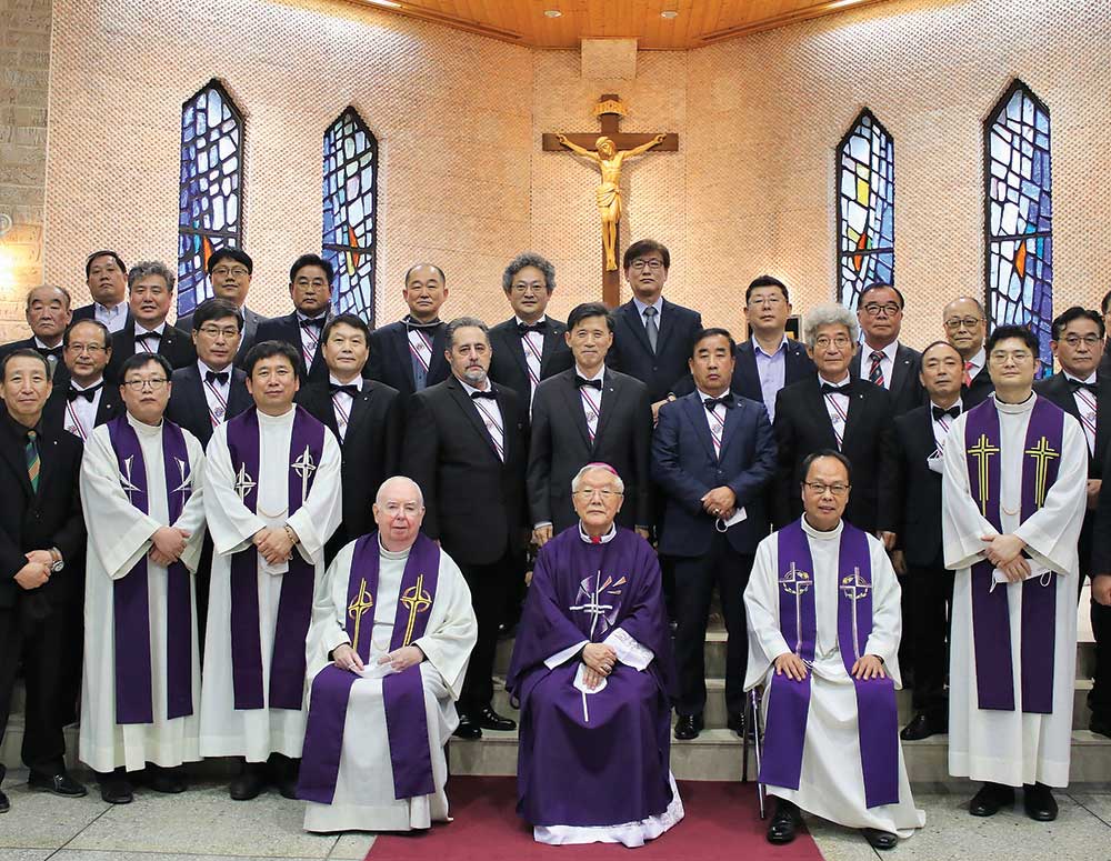 Knights of Columbus leaders in South Korea, including Territorial Deputy Shin Kyoung-soo (second row, center), gather in the chapel of the Military Ordinariate of Korea after a Mass and ceremony to honor retiring Bishop Francis Xavier Yu Soo-il (seated, center) and welcome then-Bishop-elect Titus Seo Sang-bum (seated, right) in 2021