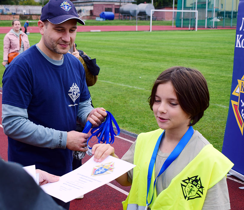 District Deputy Roman Semianchuk (center), past grand knight of Metropolitan Andrey Sheptytsky Council 15804, hands out medals after the competition.