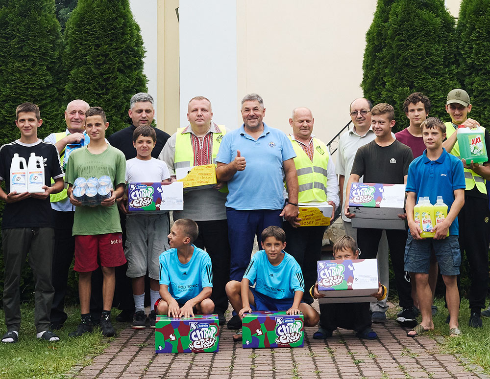 Members of Our Lady of Guadalupe Council 17913 in Lviv deliver food and other supplies to Zhyva Perla, a family-style foster home caring for about 30 children in Bortnyky. The Knights recently received an International Program Award for their ongoing support of the home. (Photo by Victor Solodukha)