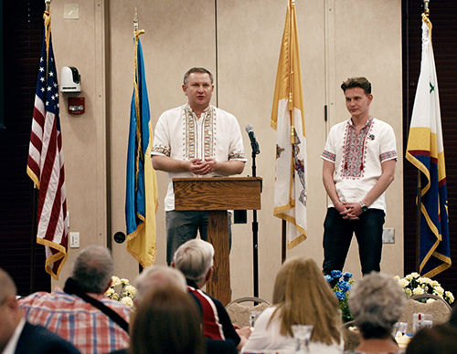 Olexiy Panfilov and his son speak about the experiences of their extended family in Ukraine in the wake of Russia’s invasion at Council 10305’s “We Stand With Ukraine” fundraising dinner in May 2022. (Spirit Juice Studios)