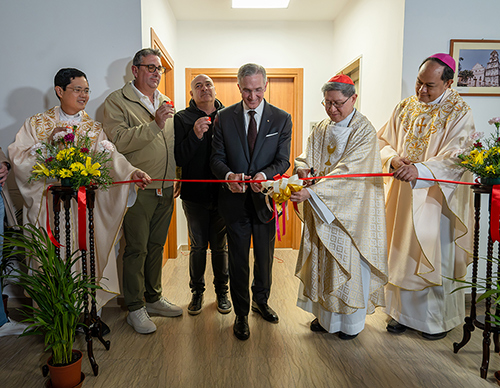 Cardinal Luis Antonio Tagle and Supreme Knight Patrick Kelly cut the ribbon on the new Blessed Michael McGivney Library at the Pontifical Filipino College in Rome, April 27. Father Gregory Ramon Gaston (left), rector of the college; Bishop Pablo Virgilio David of Kalookan (right); and other guests look on. (Photo by Tamino Petelinšek)