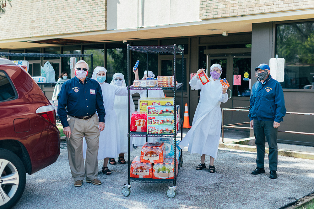 https://www.kofc.org/assets/images/downstream/news-room/knightline/special-edition/maryland-knights-help-little-sisters@2x.jpg