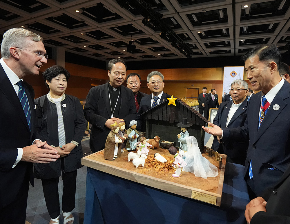 Gen. Shin Kyoung-soo (right), territorial deputy of South Korea, presents a handcrafted Korean Nativity scene to Supreme Knight Patrick Kelly at the Supreme Convention in Québec City Aug. 7. (Photo by Matthew Barrick).